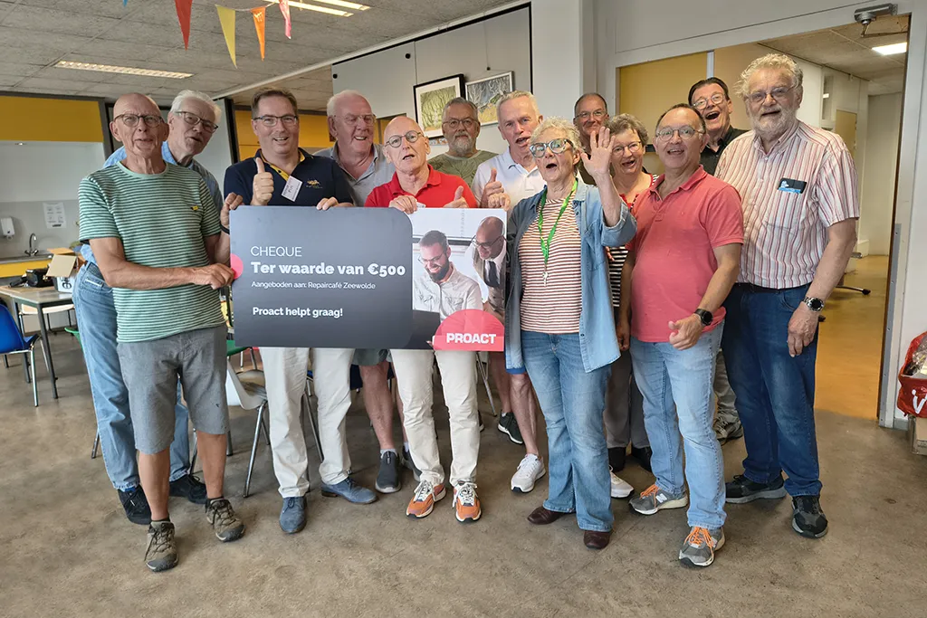 Repair Cafe ontvangt cheque van Proact